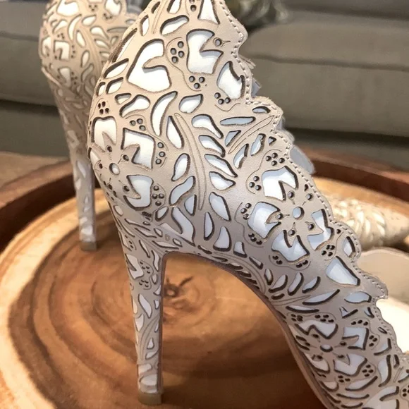 Alice & Olivia Dina Rose Laser Cut Hard to find  size 37 - Picture 3 of 16
